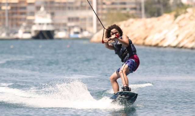 nino en torrevieja practicando wakeboard.jpg